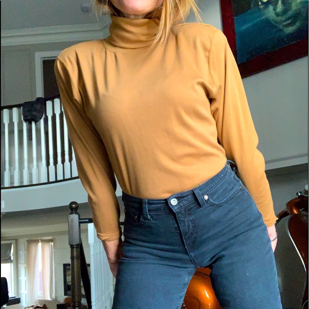 Shoulder pad beauty! Vintage cotton turtleneck -size Small